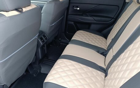 Mitsubishi Outlander III рестайлинг 3, 2019 год, 2 650 000 рублей, 14 фотография