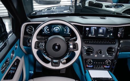 Rolls-Royce Cullinan, 2024 год, 62 000 000 рублей, 12 фотография