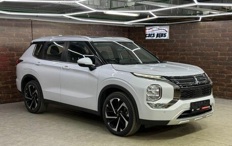 Mitsubishi Outlander, 2023 год, 3 650 000 рублей, 3 фотография