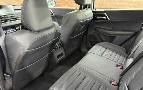 Mitsubishi Outlander, 2023 год, 3 650 000 рублей, 23 фотография