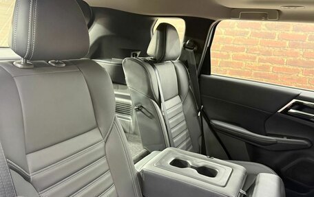 Mitsubishi Outlander, 2023 год, 3 650 000 рублей, 26 фотография