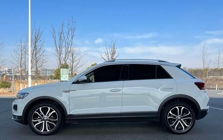 Volkswagen T-Roc I, 2022 год, 1 900 000 рублей, 2 фотография