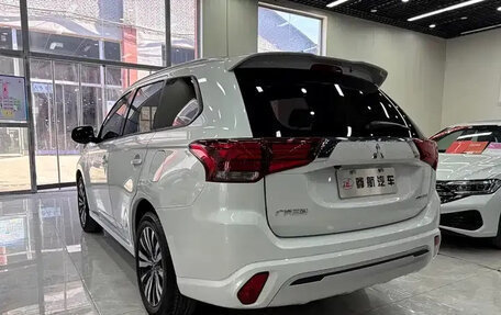 Mitsubishi Outlander III рестайлинг 3, 2021 год, 2 100 009 рублей, 6 фотография