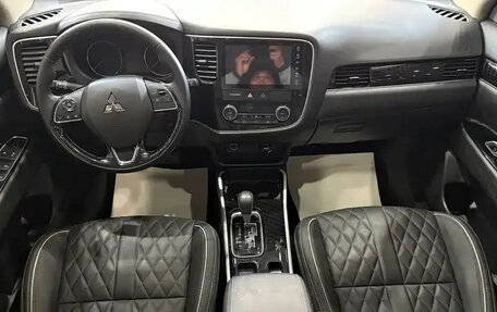 Mitsubishi Outlander III рестайлинг 3, 2021 год, 2 100 009 рублей, 8 фотография