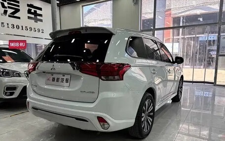 Mitsubishi Outlander III рестайлинг 3, 2021 год, 2 100 009 рублей, 4 фотография
