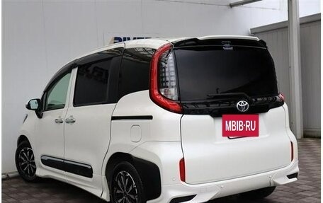 Toyota Sienta, 2022 год, 1 044 000 рублей, 10 фотография