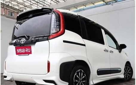 Toyota Sienta, 2022 год, 1 044 000 рублей, 3 фотография