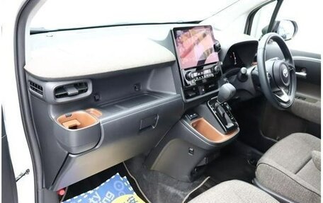 Toyota Sienta, 2022 год, 1 044 000 рублей, 32 фотография