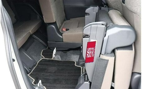 Toyota Sienta, 2022 год, 1 044 000 рублей, 36 фотография