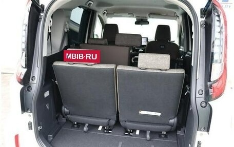 Toyota Sienta, 2022 год, 1 044 000 рублей, 33 фотография