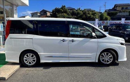 Toyota Voxy III, 2021 год, 2 090 000 рублей, 3 фотография