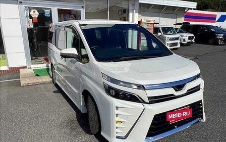 Toyota Voxy III, 2021 год, 2 090 000 рублей, 2 фотография