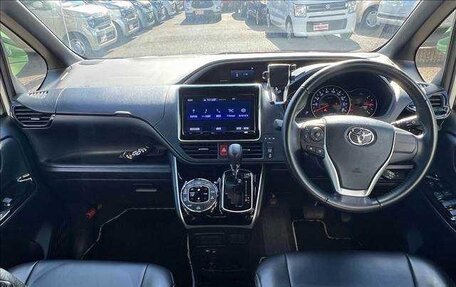 Toyota Voxy III, 2021 год, 2 090 000 рублей, 10 фотография