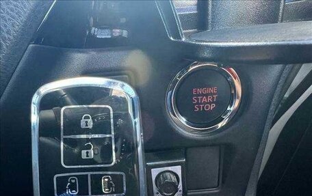 Toyota Voxy III, 2021 год, 2 090 000 рублей, 12 фотография