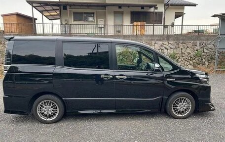 Toyota Voxy III, 2021 год, 2 137 000 рублей, 2 фотография