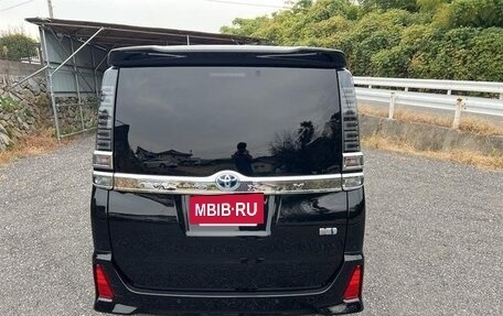 Toyota Voxy III, 2021 год, 2 137 000 рублей, 4 фотография