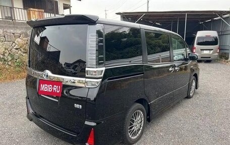 Toyota Voxy III, 2021 год, 2 137 000 рублей, 3 фотография