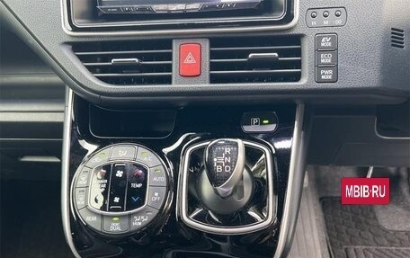 Toyota Voxy III, 2021 год, 2 137 000 рублей, 11 фотография