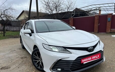 Toyota Camry, 2021 год, 3 290 000 рублей, 2 фотография
