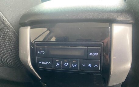 Toyota Land Cruiser Prado 150 рестайлинг 2, 2020 год, 4 900 000 рублей, 19 фотография