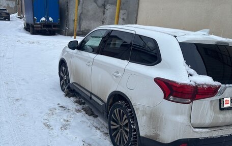 Mitsubishi Outlander III рестайлинг 3, 2018 год, 1 250 000 рублей, 4 фотография