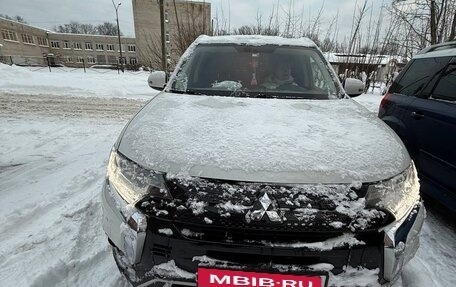 Mitsubishi Outlander III рестайлинг 3, 2021 год, 2 350 000 рублей, 1 фотография