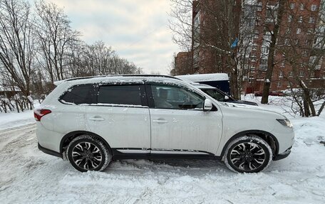 Mitsubishi Outlander III рестайлинг 3, 2021 год, 2 350 000 рублей, 3 фотография