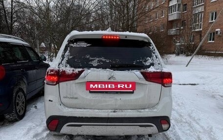 Mitsubishi Outlander III рестайлинг 3, 2021 год, 2 350 000 рублей, 4 фотография