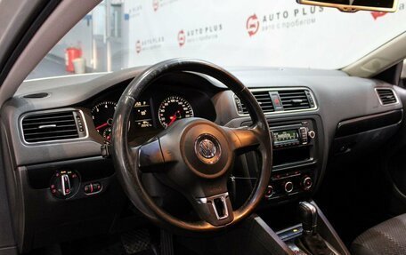 Volkswagen Jetta VI, 2011 год, 930 000 рублей, 7 фотография