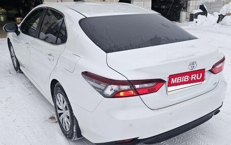 Toyota Camry, 2022 год, 3 250 000 рублей, 2 фотография
