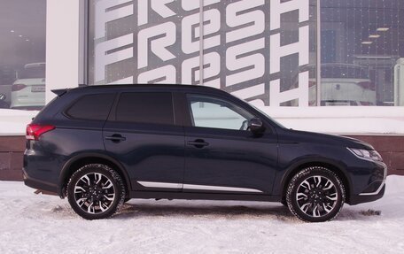 Mitsubishi Outlander III рестайлинг 3, 2022 год, 2 390 000 рублей, 5 фотография