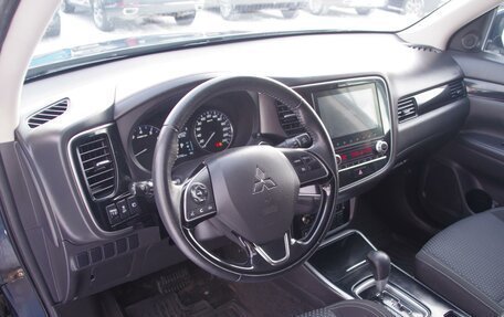Mitsubishi Outlander III рестайлинг 3, 2022 год, 2 390 000 рублей, 6 фотография