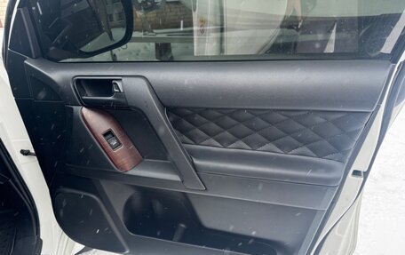 Toyota Land Cruiser Prado 150 рестайлинг 2, 2018 год, 4 300 000 рублей, 6 фотография