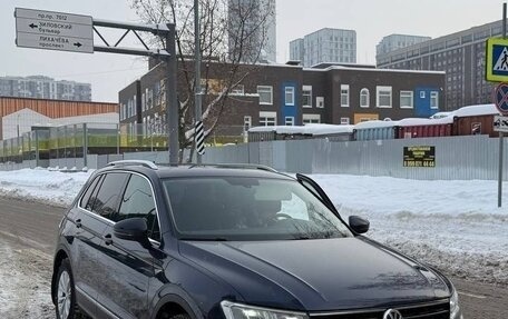 Volkswagen Tiguan II, 2017 год, 2 800 000 рублей, 1 фотография