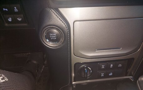 Toyota Land Cruiser Prado 150 рестайлинг 2, 2018 год, 4 150 000 рублей, 6 фотография