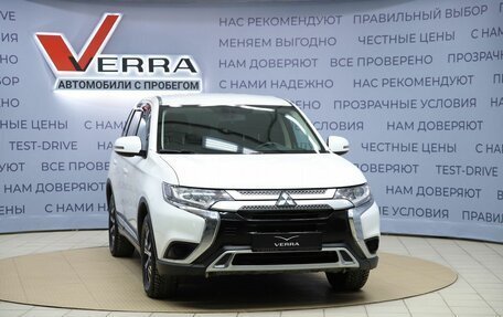 Mitsubishi Outlander III рестайлинг 3, 2020 год, 2 290 000 рублей, 3 фотография