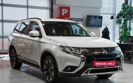 Mitsubishi Outlander III рестайлинг 3, 2022 год, 2 690 000 рублей, 3 фотография
