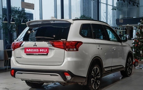 Mitsubishi Outlander III рестайлинг 3, 2022 год, 2 690 000 рублей, 4 фотография