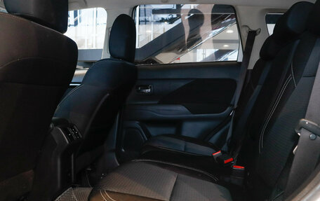 Mitsubishi Outlander III рестайлинг 3, 2022 год, 2 690 000 рублей, 8 фотография