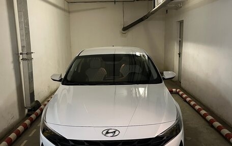Hyundai Elantra, 2021 год, 1 700 000 рублей, 2 фотография