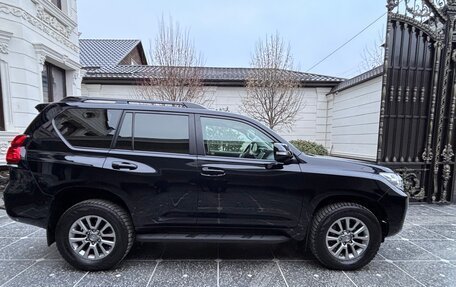 Toyota Land Cruiser Prado 150 рестайлинг 2, 2021 год, 6 450 000 рублей, 4 фотография