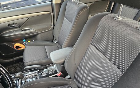 Mitsubishi Outlander III рестайлинг 3, 2017 год, 2 200 000 рублей, 12 фотография