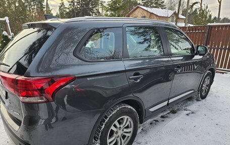 Mitsubishi Outlander III рестайлинг 3, 2017 год, 2 200 000 рублей, 5 фотография