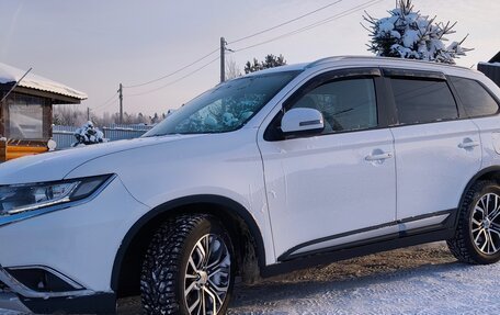 Mitsubishi Outlander III рестайлинг 3, 2015 год, 1 990 000 рублей, 3 фотография