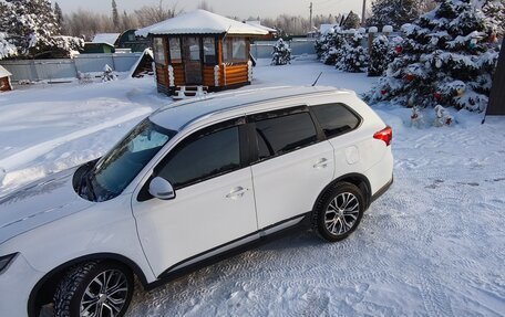 Mitsubishi Outlander III рестайлинг 3, 2015 год, 1 990 000 рублей, 8 фотография