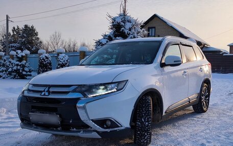 Mitsubishi Outlander III рестайлинг 3, 2015 год, 1 990 000 рублей, 4 фотография