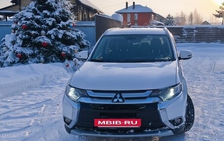 Mitsubishi Outlander III рестайлинг 3, 2015 год, 1 990 000 рублей, 2 фотография