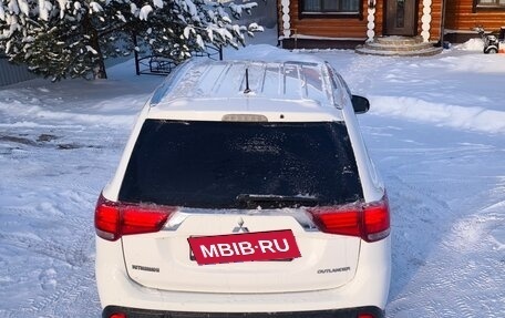 Mitsubishi Outlander III рестайлинг 3, 2015 год, 1 990 000 рублей, 6 фотография