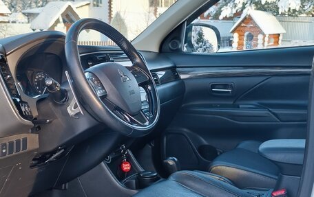 Mitsubishi Outlander III рестайлинг 3, 2015 год, 1 990 000 рублей, 10 фотография