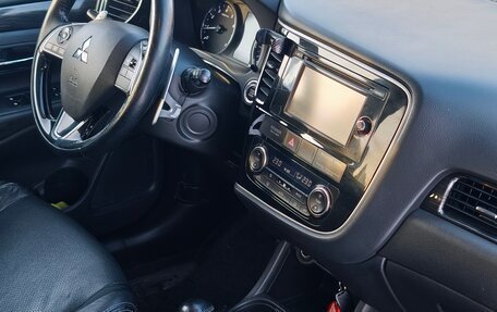 Mitsubishi Outlander III рестайлинг 3, 2015 год, 1 990 000 рублей, 12 фотография